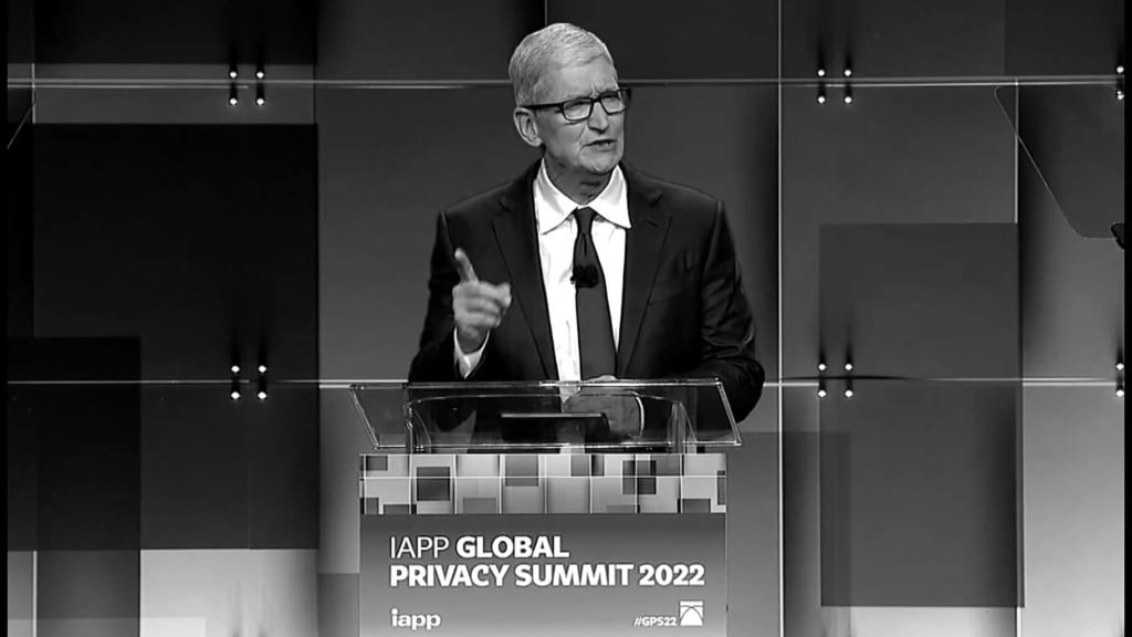 Tim Cook, CEO de Apple, liderando en conferencia de prensa
