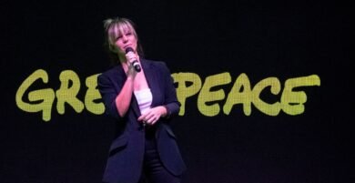 Retrato de Natalia Machain, Directora Ejecutiva de Greenpeace Andino, reconocida por su liderazgo regional en campañas ambientales de alto impacto en América Latina.