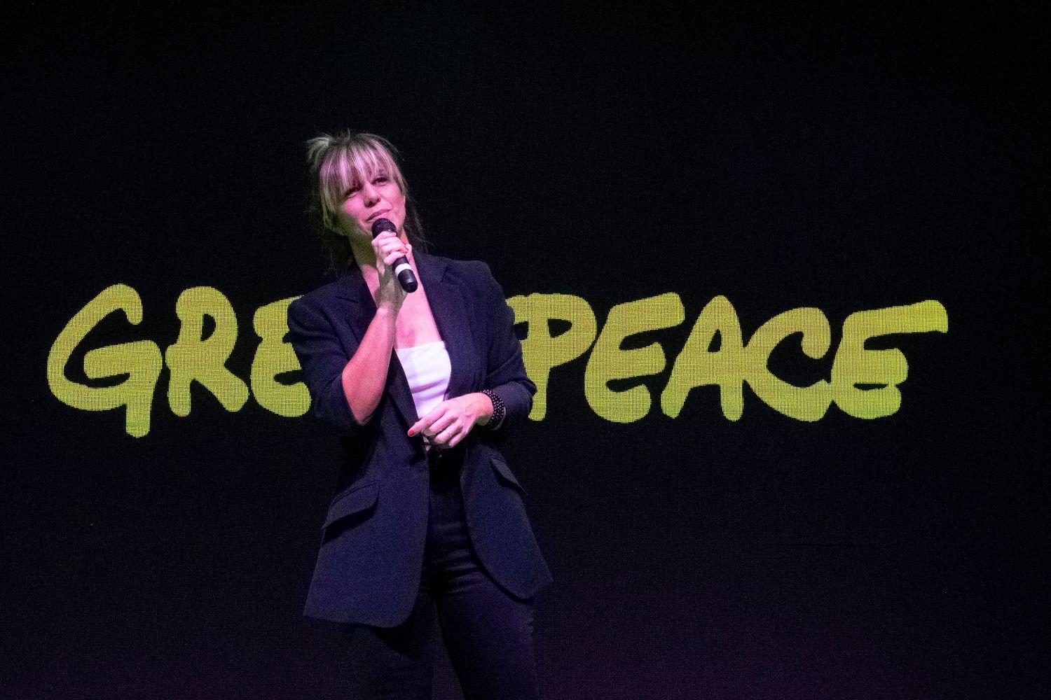 Retrato de Natalia Machain, Directora Ejecutiva de Greenpeace Andino, reconocida por su liderazgo regional en campañas ambientales de alto impacto en América Latina.