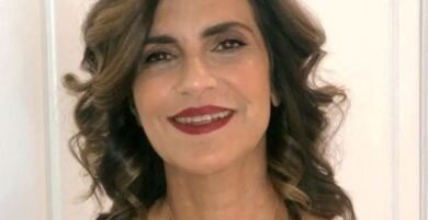 Retrato profesional de Leslie Shasha, psicóloga clínica especializada en terapia de pareja y relaciones multiculturales, con enfoque en la Teoría del Vínculo y EFT.
