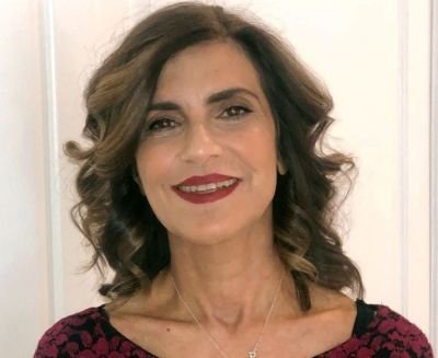Retrato profesional de Leslie Shasha, psicóloga clínica especializada en terapia de pareja y relaciones multiculturales, con enfoque en la Teoría del Vínculo y EFT.