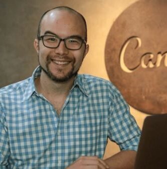 Retrato de Cameron Adams, cofundador de Canva, en una oficina de diseño tecnológico.