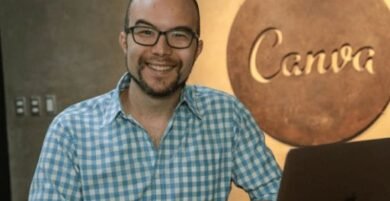 Retrato de Cameron Adams, cofundador de Canva, en una oficina de diseño tecnológico.