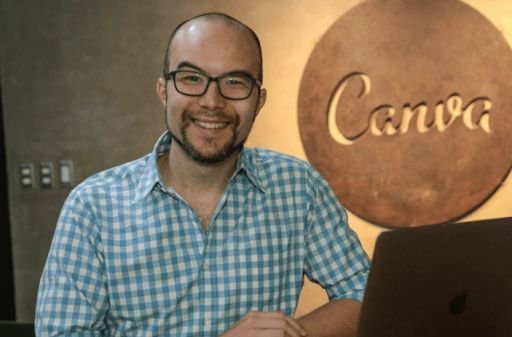 Retrato de Cameron Adams, cofundador de Canva, en una oficina de diseño tecnológico.