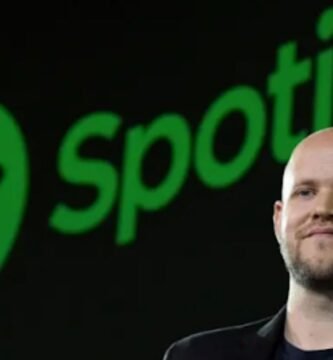 Retrato de Daniel Ek, CEO y cofundador de Spotify, con fondo neutro.