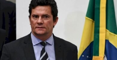 Sergio Moro en un acto público como senador brasileño, con fondo institucional