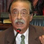 Julio César Strassera durante el Juicio a las Juntas, donde acusó a líderes militares por crímenes cometidos durante la dictadura argentina.