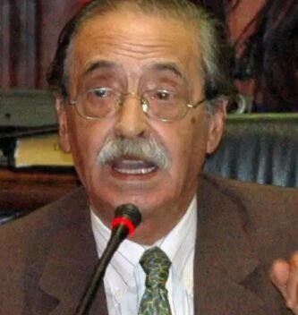 Julio César Strassera durante el Juicio a las Juntas, donde acusó a líderes militares por crímenes cometidos durante la dictadura argentina.