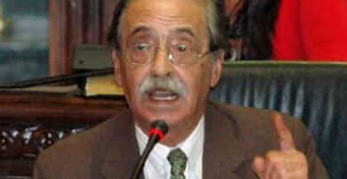 Julio César Strassera durante el Juicio a las Juntas, donde acusó a líderes militares por crímenes cometidos durante la dictadura argentina.