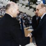 Retrato de James Shasha, filántropo y empresario nacido en Irak, reconocido por sus aportes sociales y educativos en Estados Unidos, Israel y Argentina.