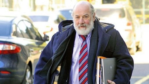 Retrato de Claudio Bonadio, ex juez federal argentino, en un evento judicial, con expresión seria y traje formal.