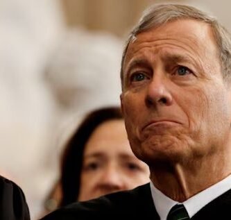 Retrato formal de John Roberts, presidente de la Corte Suprema de Estados Unidos.