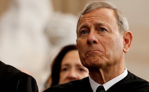 Retrato formal de John Roberts, presidente de la Corte Suprema de Estados Unidos.