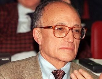 Retrato de Francesco Saverio Borrelli, magistrado italiano clave en la operación anticorrupción Mani Pulite durante los años noventa.