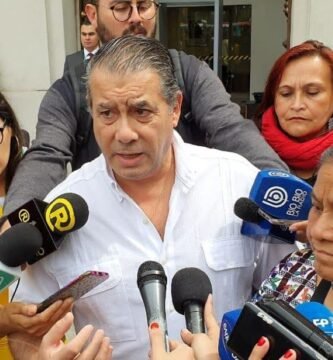 Guillermo Whpei, líder argentino en derechos humanos, durante una presentación internacional de alto nivel sobre activismo y gobernanza social.