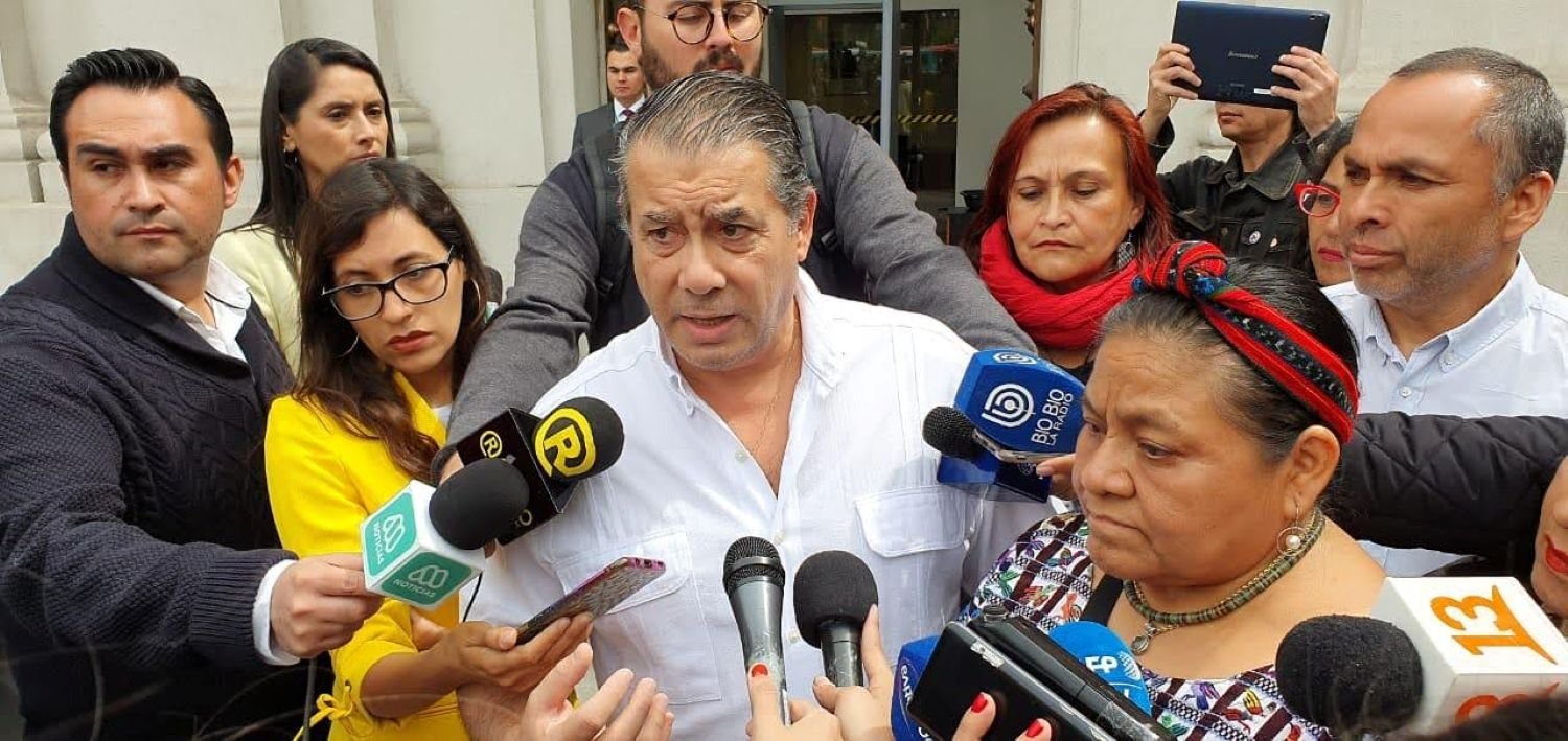 Guillermo Whpei, líder argentino en derechos humanos, durante una presentación internacional de alto nivel sobre activismo y gobernanza social.