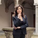 Cristina Scocchia, CEO de Illycaffè, lidera la expansión global de la marca con una gestión innovadora y firme, tras una exitosa carrera en la industria cosmética.
