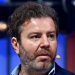 Retrato de Daniel Dines, fundador de UiPath, en un entorno corporativo.