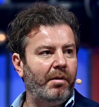Retrato de Daniel Dines, fundador de UiPath, en un entorno corporativo.