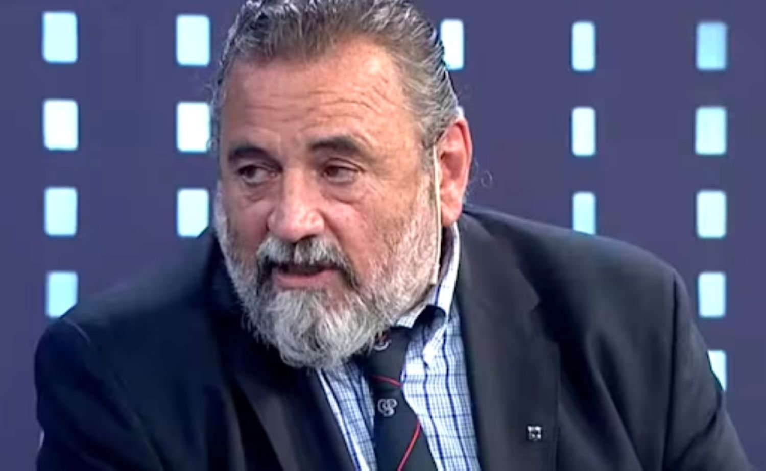 José Campagnoli en su despacho de la Fiscalía 33, revisando documentos judiciales.